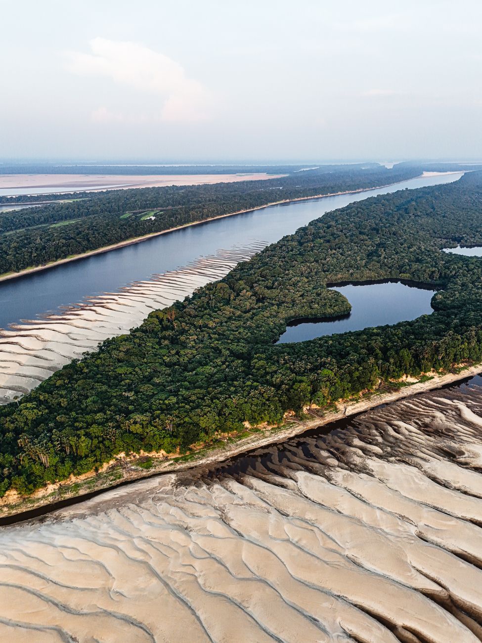 Encontro de rios na floresta amazônica